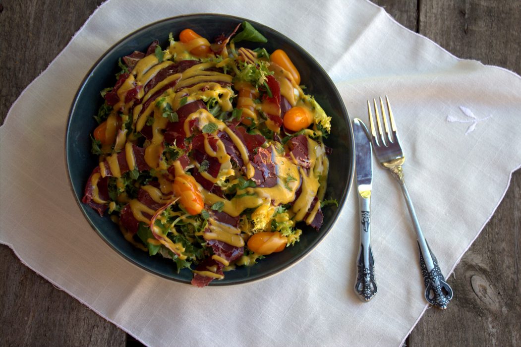 Ensalada de cecina y aderezo de mango y albahaca