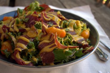 Ensalada de cecina y aderezo de mango y albahaca