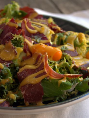 Ensalada de cecina y aderezo de mango y albahaca