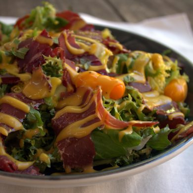 Ensalada de cecina y aderezo de mango y albahaca