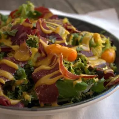 Ensalada de cecina y aderezo de mango y albahaca