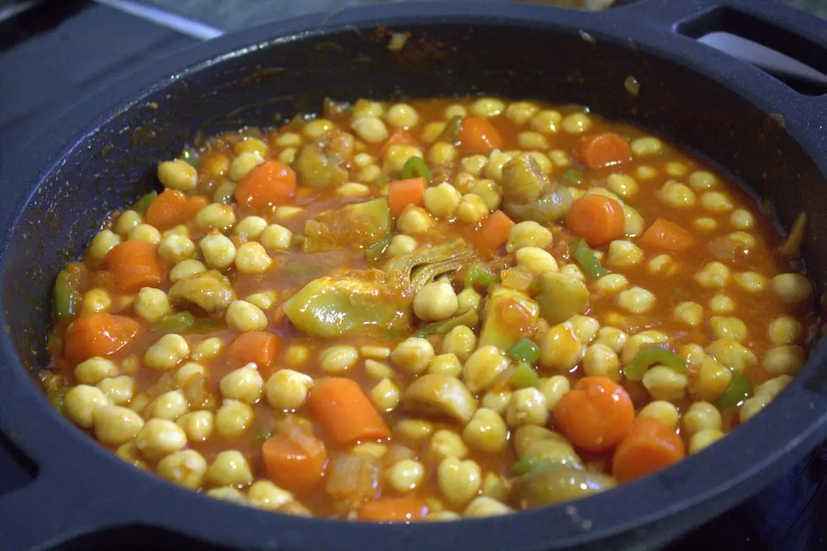 Rehogar los garbanzos con verduras y sobrasada