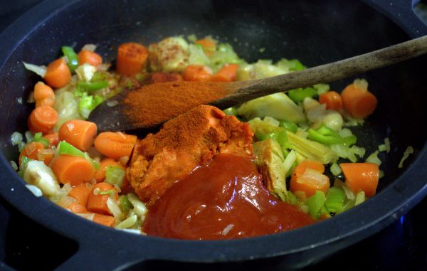 Incorpormamos la sobrasada, el pimentón y las dos cucharadas de tomate.