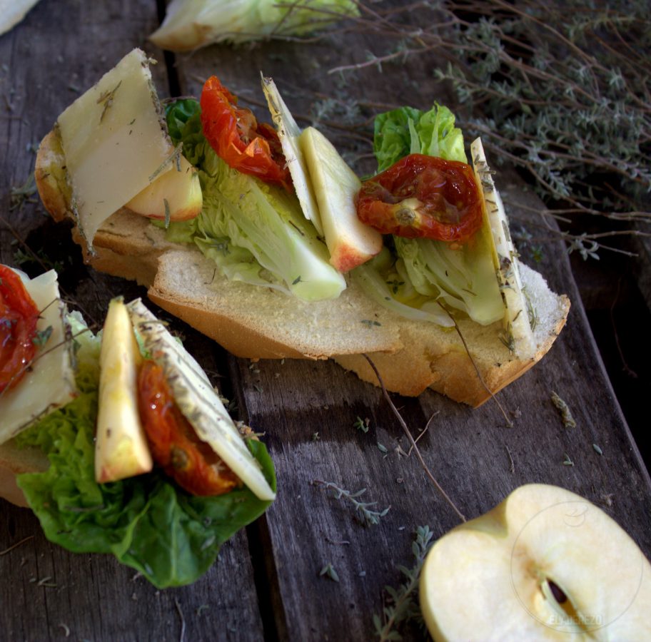 Tostas de queso con manzana y tomates deshidratados