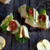 Tostas de queso con manzana y tomates deshidratados