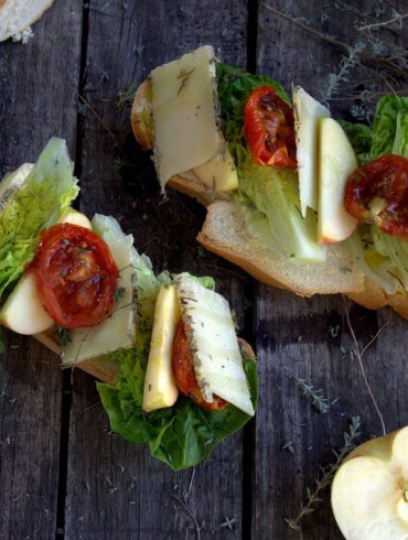 Tostas de queso con manzana y tomates deshidratados