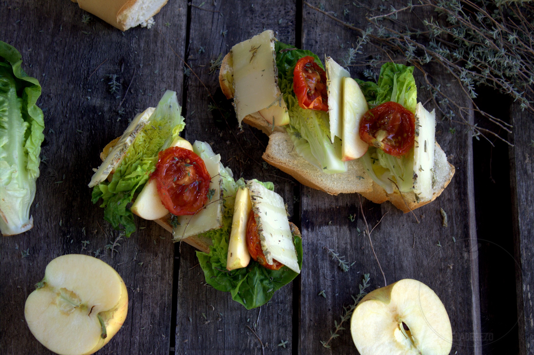 Tostas de queso con manzana y tomates deshidratados