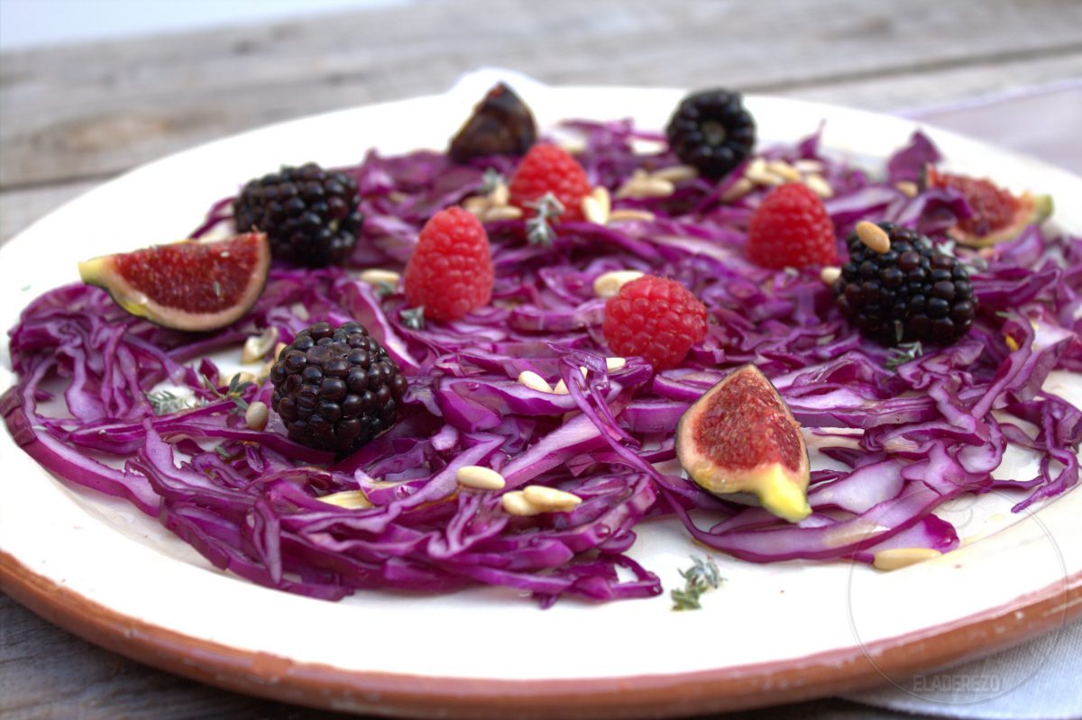 Ensalada de col lombarda con frutos rojos y vinagreta de piñones