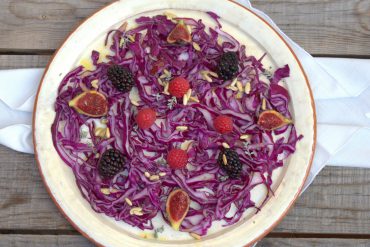 Ensalada de col lombarda con frutos rojos y vinagreta de piñones