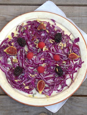 Ensalada de col lombarda con frutos rojos y vinagreta de piñones