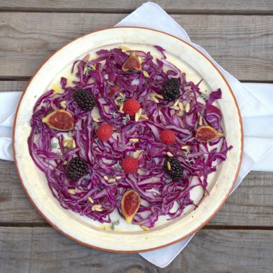 Ensalada de col lombarda con frutos rojos y vinagreta de piñones