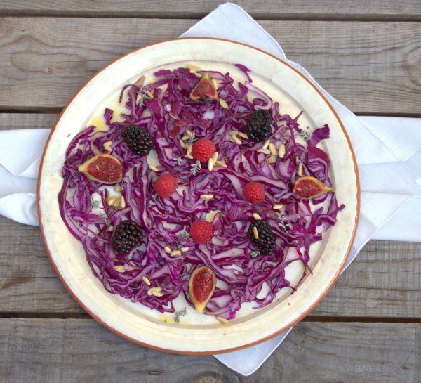 Ensalada de col lombarda con frutos rojos y vinagreta de piñones