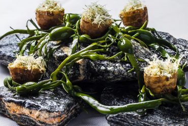 Bacalao Noruego en crujiente de Alcachofa de Jerusalén con algas, receta de la Mejor Tapa del Mundo