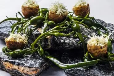 Bacalao Noruego en crujiente de Alcachofa de Jerusalén con algas, receta de la Mejor Tapa del Mundo