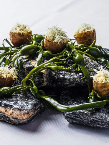 Bacalao Noruego en crujiente de Alcachofa de Jerusalén con algas, receta de la Mejor Tapa del Mundo