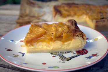 Tarta de hojaldre con crema y melocotones