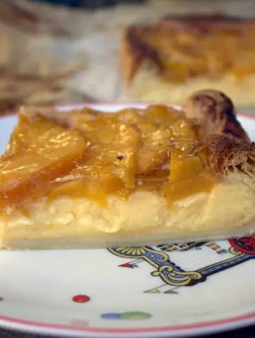 Tarta de hojaldre con crema y melocotones