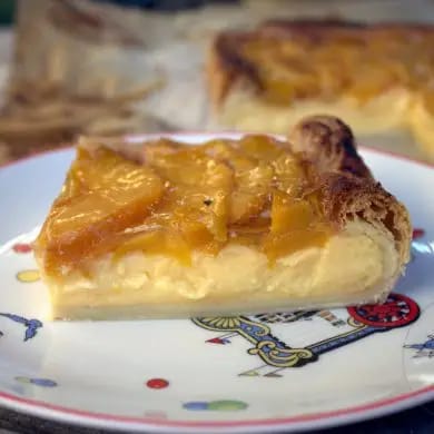 Tarta de hojaldre con crema y melocotones