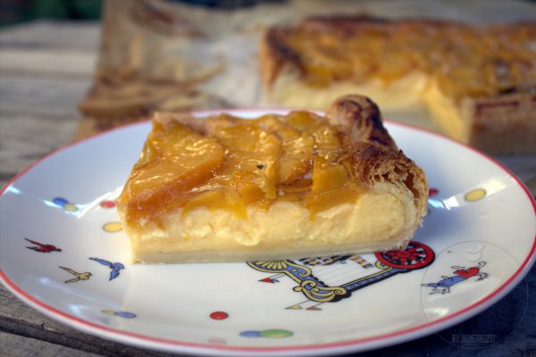 Tarta de hojaldre con crema y melocotones