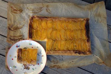 Tarta de hojaldre con crema y melocotones