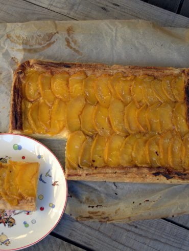 Tarta de hojaldre con crema y melocotones