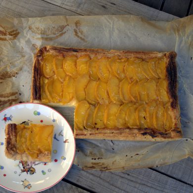 Tarta de hojaldre con crema y melocotones