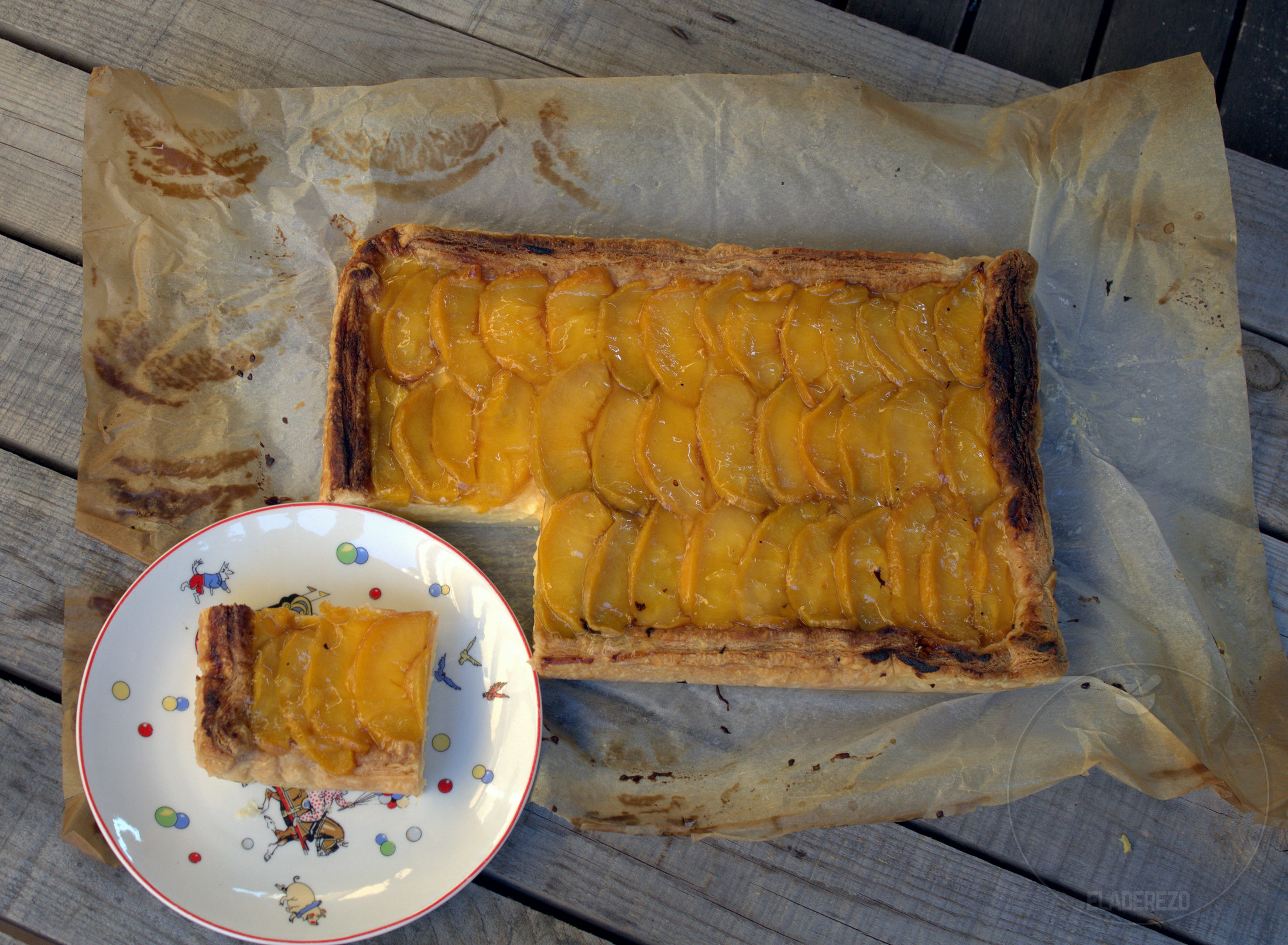 Tarta de hojaldre con crema y melocotones