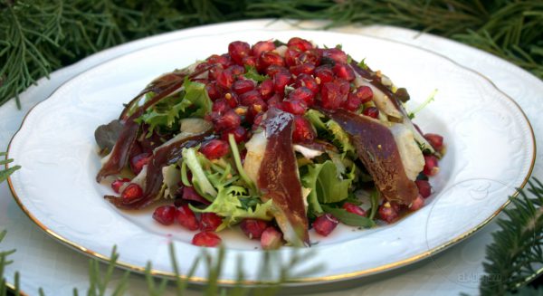 Ensalada de jamón de pato, granada y vinagreta de turrón de Jijona