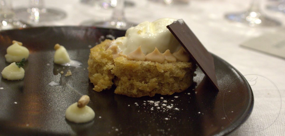 Gató de almendras con crema de membrillo y helado de queso