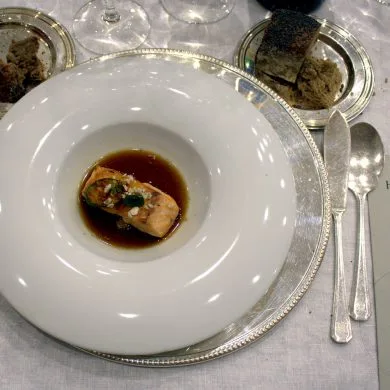 Salmon salvaje con jugo de cebolla tostada