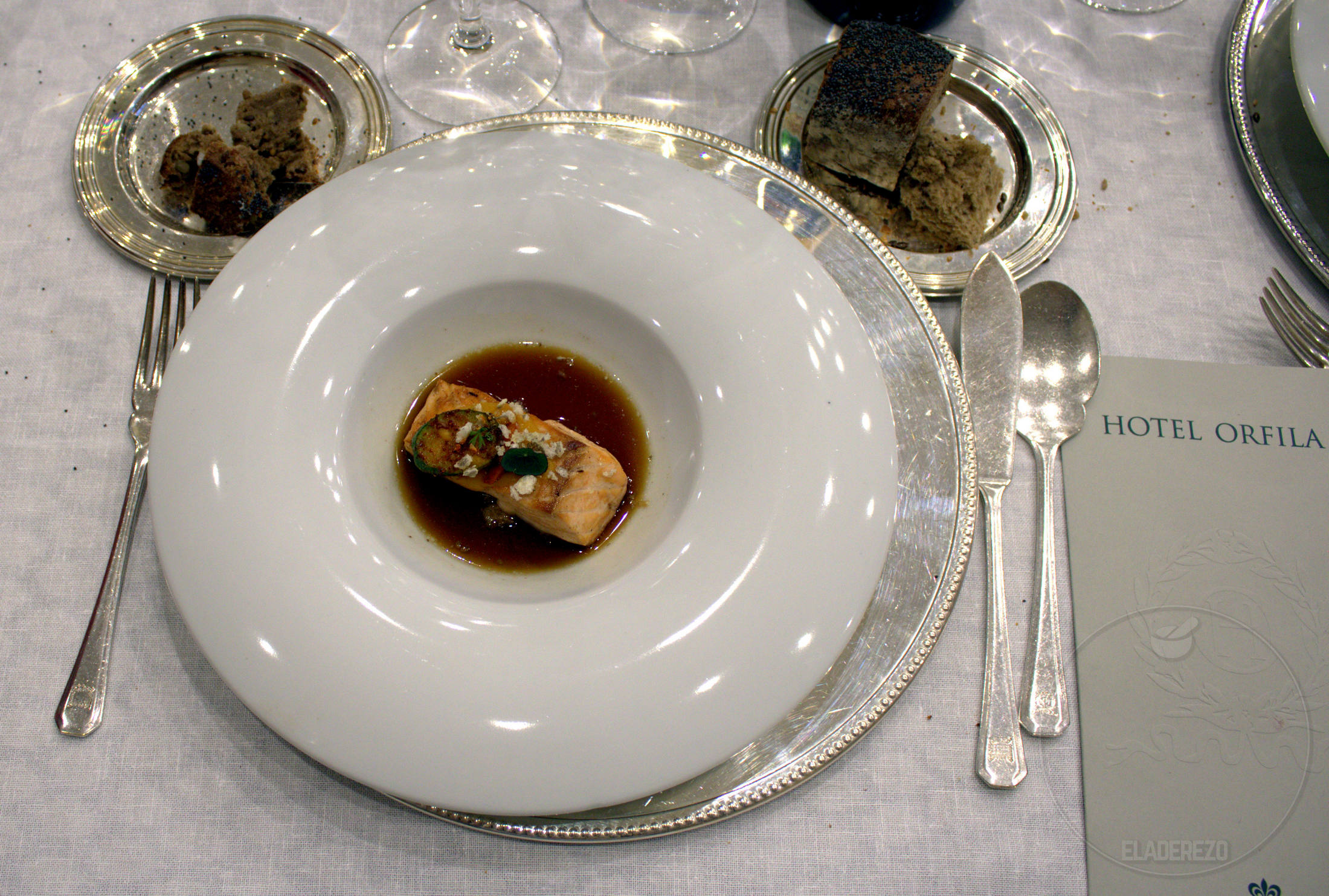 Salmon salvaje con jugo de cebolla tostada