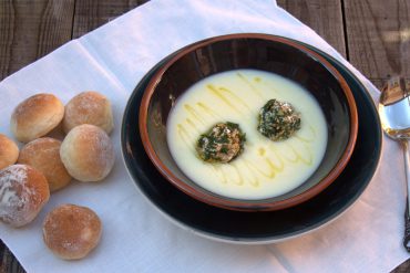 crema de apionabo con bolitas de queso y nuez 1