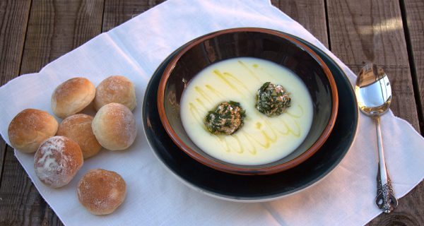 Crema de apio nabo con bolitas de queso, nueces y albahaca