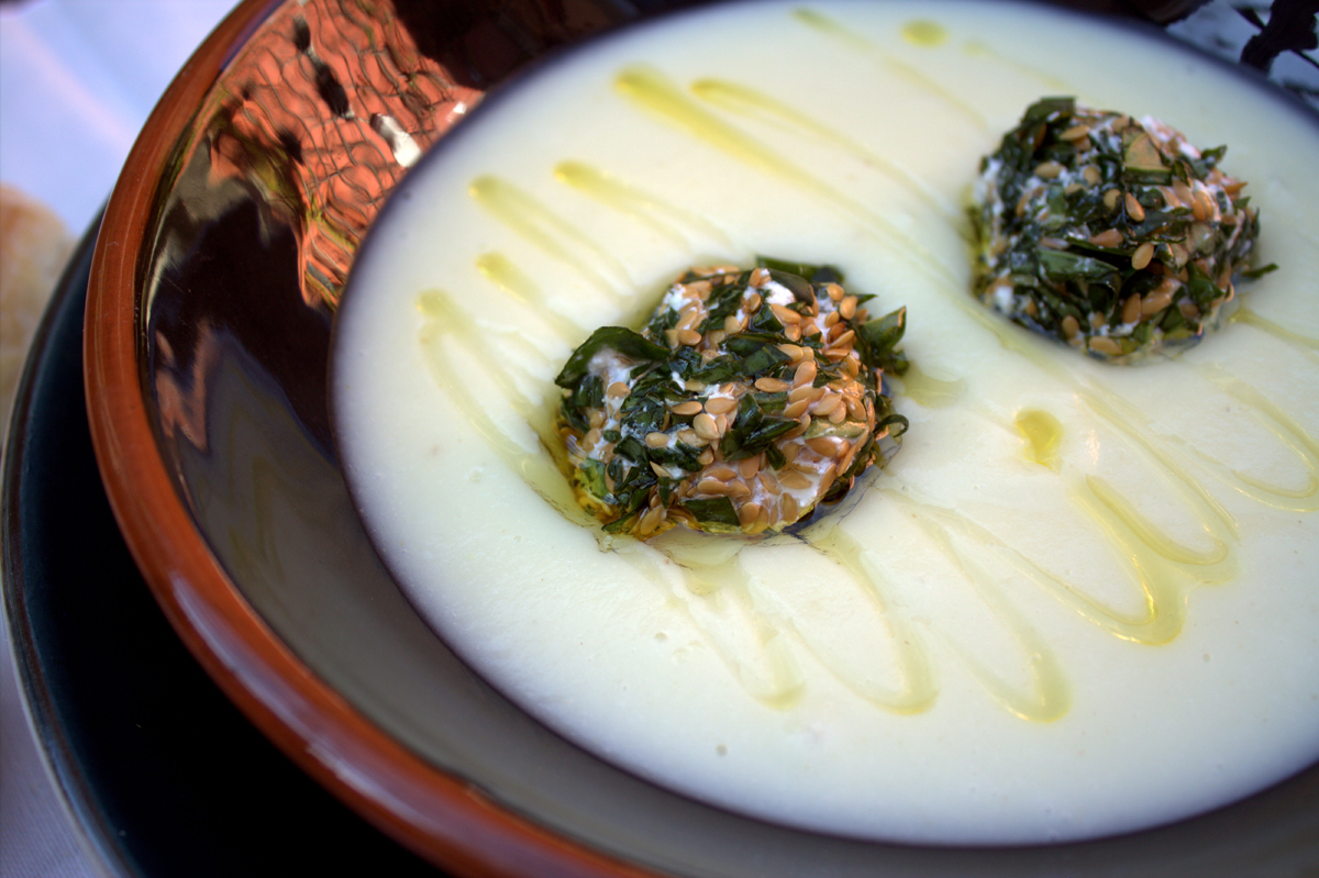 crema de apionabo con bolitas de queso y nuez