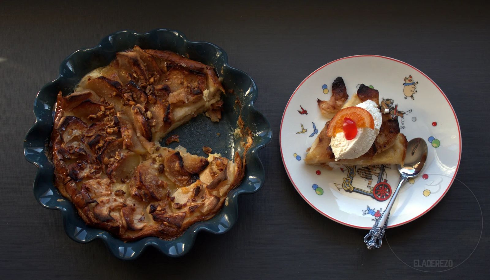 Ración de pudin de roscón de Reyes con una quenelle de nata y fruta escarchada, junto al pudin entero en su molde