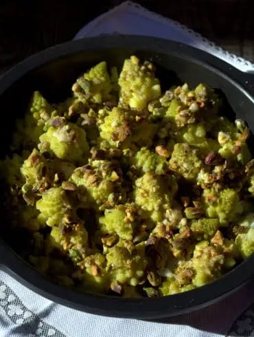 romanescu con pesto de pistachos y queso