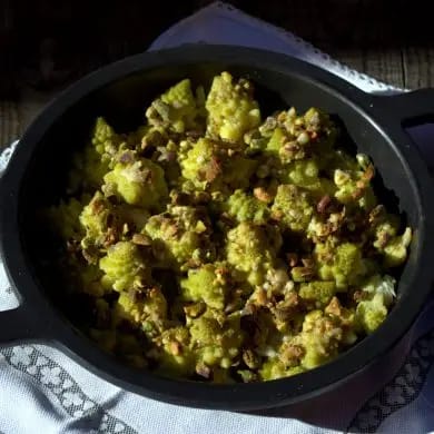 romanescu con pesto de pistachos y queso