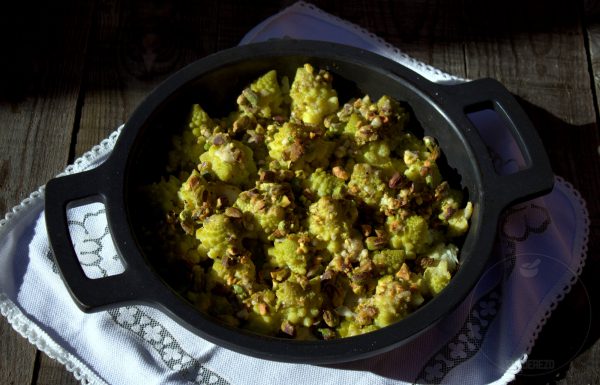 Romanescu con picada de pistachos y queso de oveja curado