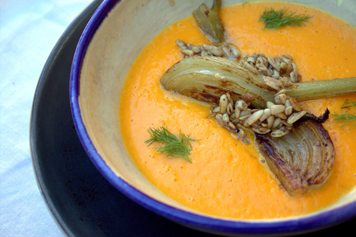 crema de zanahoria con hinojo, piñones salteados