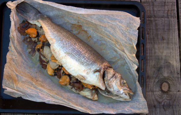 Lubina en papillote rellena de setas y mejillones