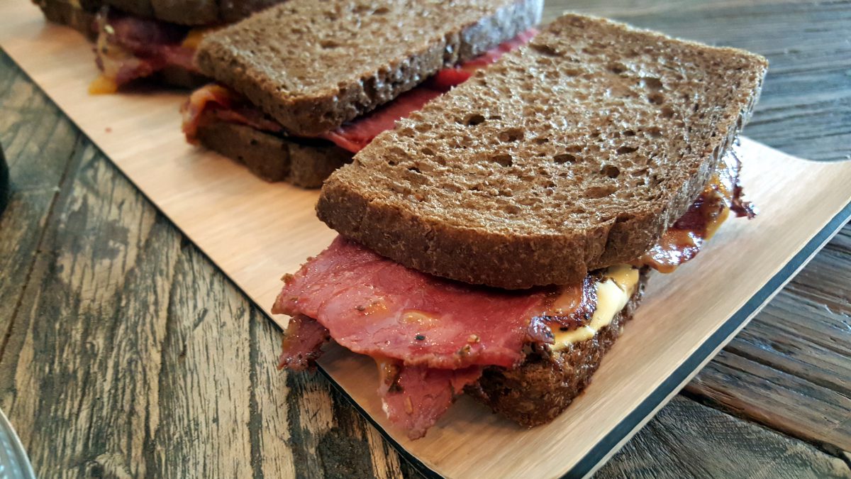 SANDWICH DE PASTRAMI