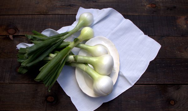 Echamos los garbanzos en una ensaladera, añadimos las verduras cocidas y las mini mazorcas cortadas longitudinalmente a la mitad.