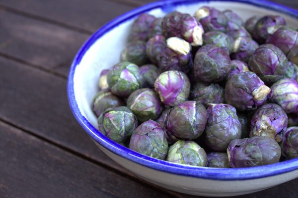 Como los garbanzos ya están cocidos tan solo tendremos que ponernos a preparar las verduras. Para ello lavamos y cortamos en trozos no muy pequeños el Romanescu. Cortamos en trozos las cebolletas, y pelamos las coles de Bruselas.