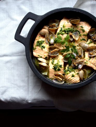 Cazuela de salmón con almejas y verduras