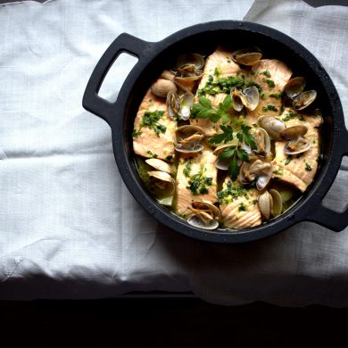 Cazuela de salmón con almejas y verduras