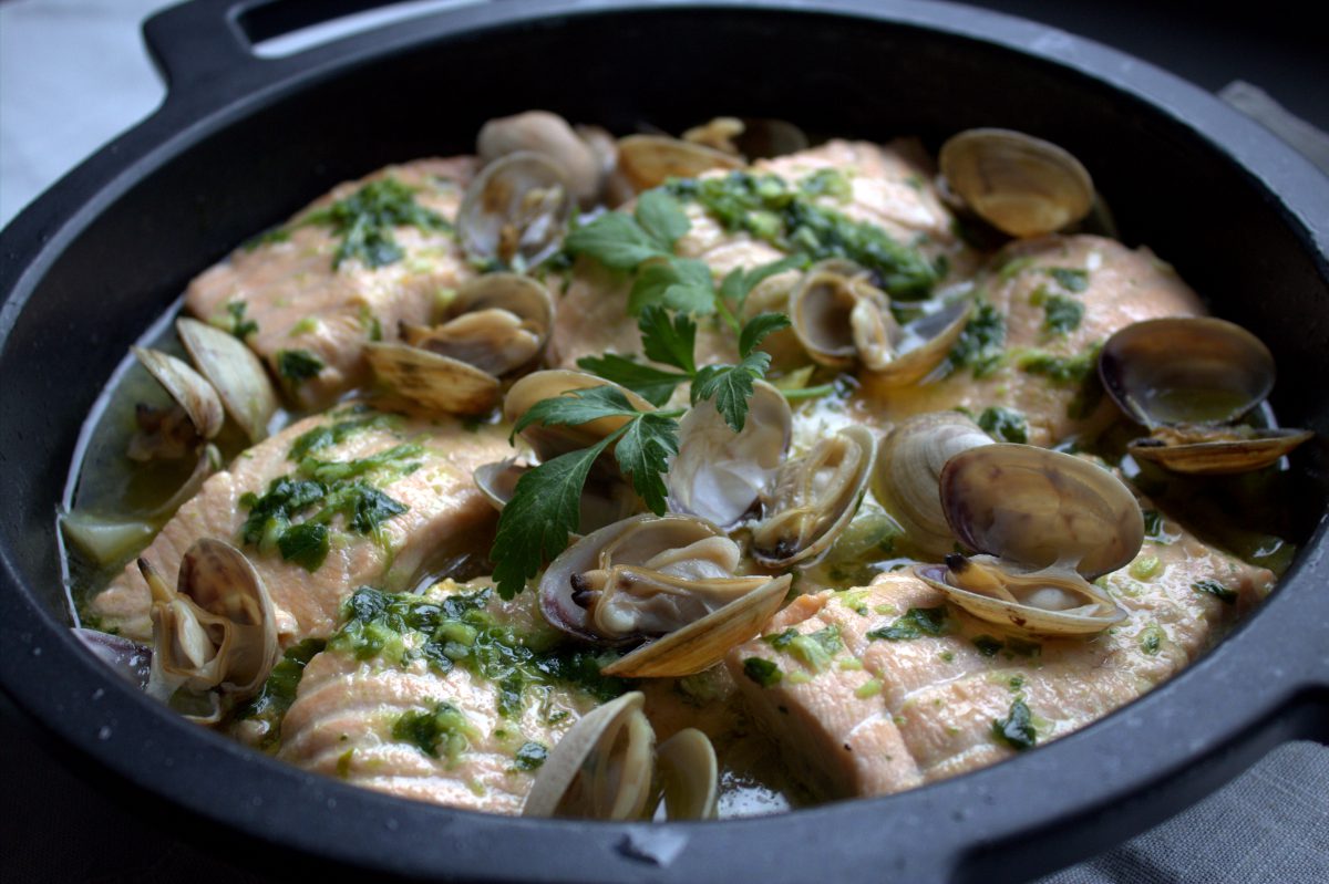 Cazuela de salmón con almejas y verduras