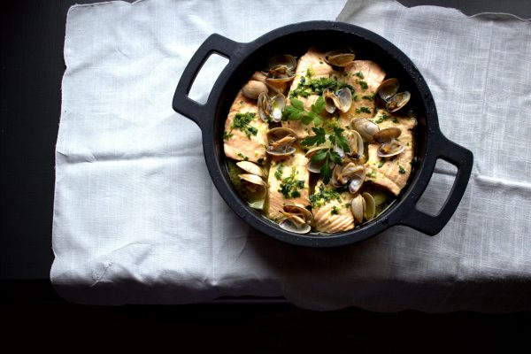 Cazuela de salmón con almejas y verduras