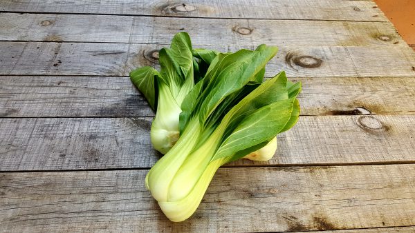 Lavamos los Pak choi. Secamos y cortamos a la mitad longitudinalmente.