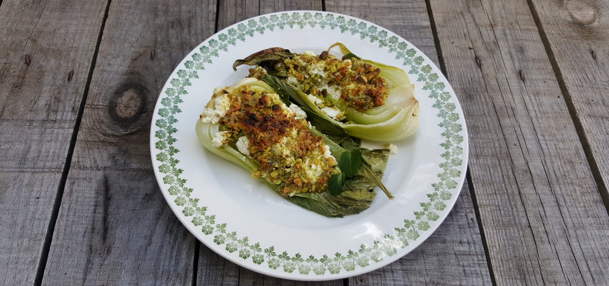 pak choi al horno con pistachos