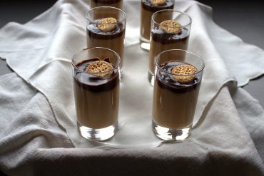 vasitos de crema de galletas y chocolate